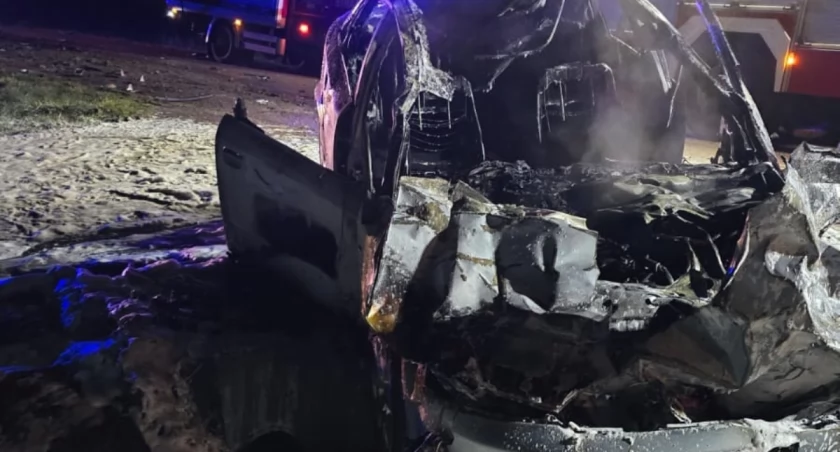 Audi stanęło w płomieniach po zderzeniu z ciągnikiem. Dwóch nastolatków poszkodowanych [zdjęcia]