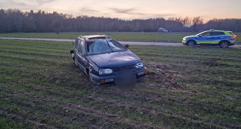 Wypadł z drogi i dachował