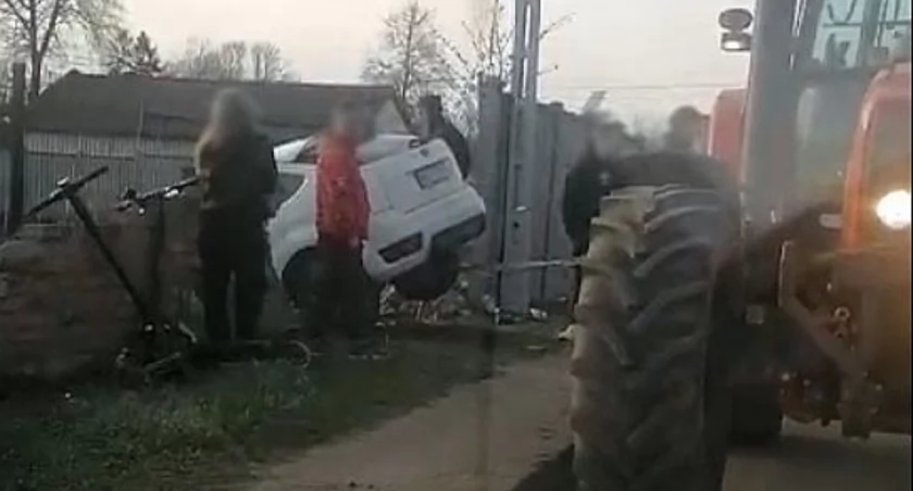 Ford wbił się w ogrodzenie sanktuarium