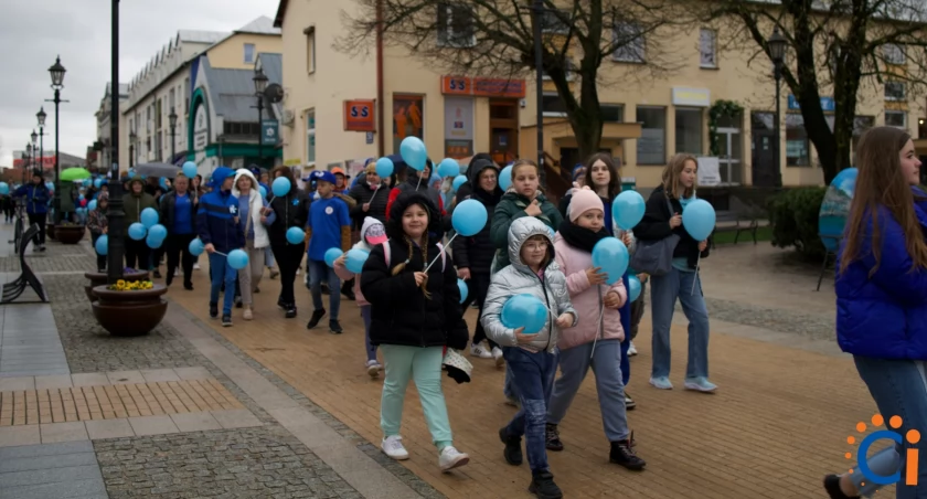 Warszawska na niebiesko. Dzień świadomości autyzmu w Ciechanowie [wideo/zdjęcia]