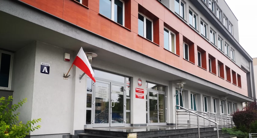 Ciechanowianka otrzyma zadośćuczynienie. Złamała rękę  przy Urzędzie Miasta