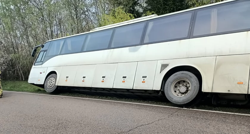 Z ostatniej chwili: Autobus wjechał do rowu w gminie Glinojeck. Podróżowało nim blisko 60 osób [zdjęcia]