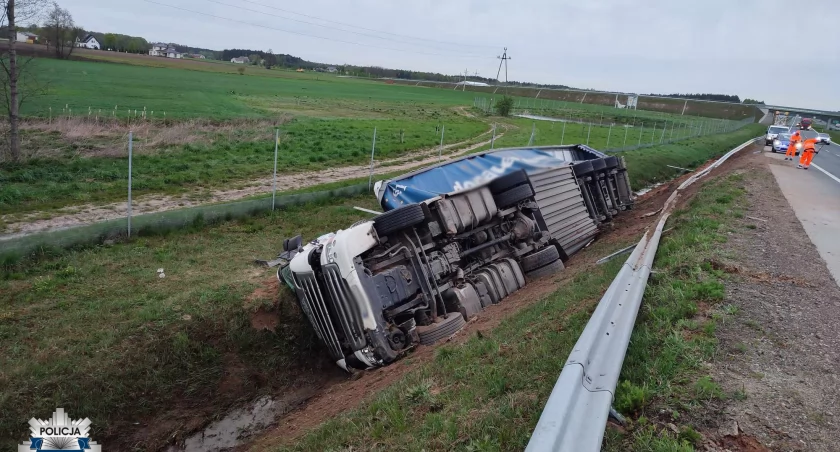 Pilne! Ciężarówka w rowie. Będą utrudnienia w ruchu