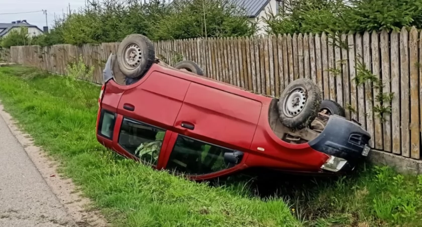 Wymusił pierwszeństwo i dachował 