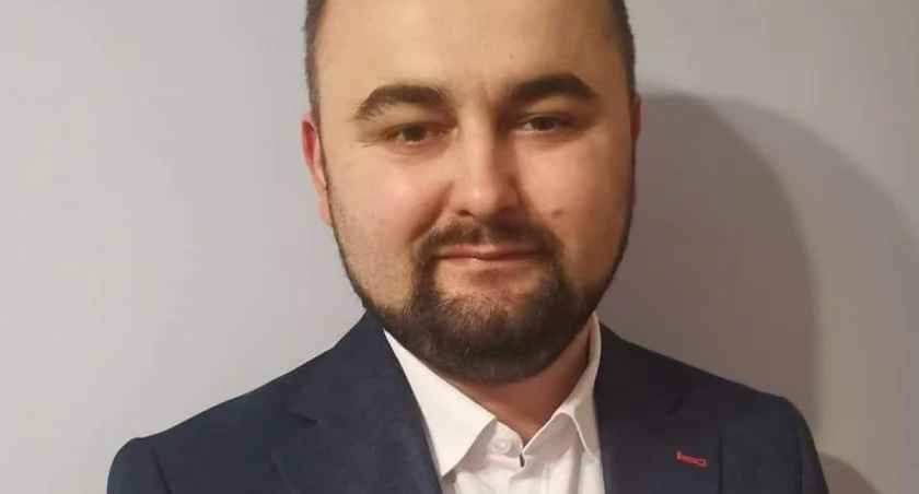 Był wiceprzewodniczącym zarządu powiatowego. Rzucił partyjną legitymację
