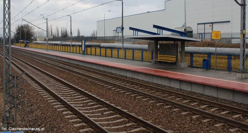 Mężczyzna szedł po torach, uratowali go w ostatniej chwili. O krok od tragedii w Ciechanowie