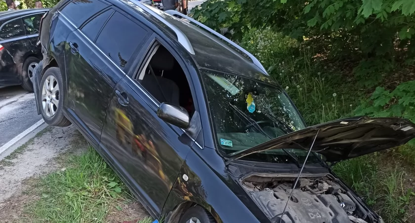 Trzy osoby zatrzymane po zderzeniu osobówek w powiecie ciechanowskim [zdjęcia]