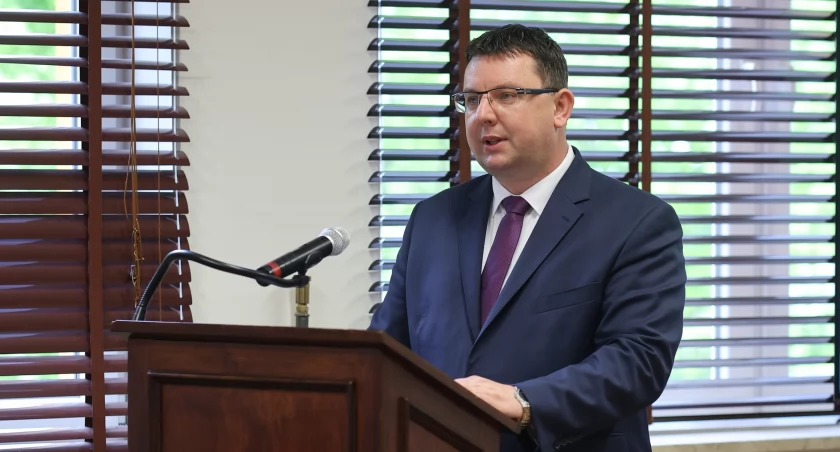 Pierwsze decyzje kadrowe nowego wójta gminy Ojrzeń
