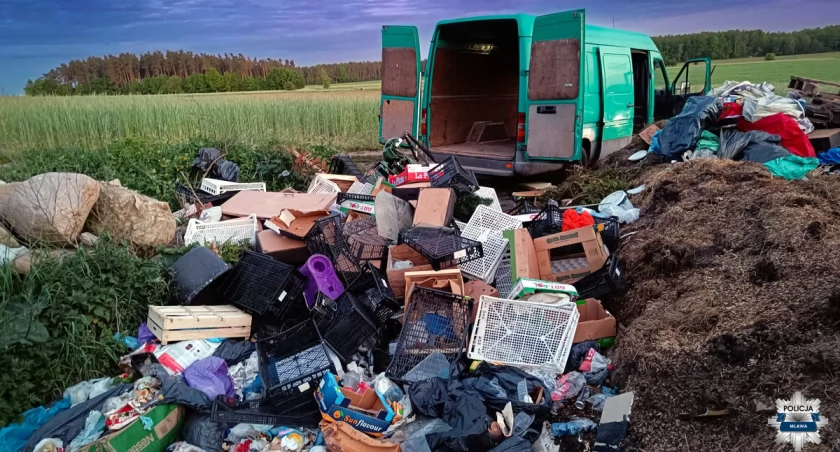 Z łąki przy lesie zrobili sobie wysypisko. Wpadli na gorącym uczynku [zdjęcia]