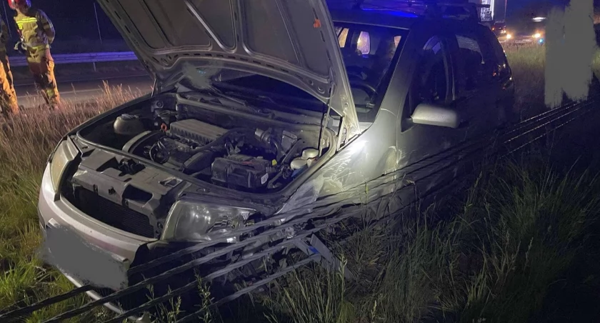 Chciał uniknąć wypadku, uderzył w bariery. Groźne zdarzenie w gminie Glinojeck [zdjęcia]