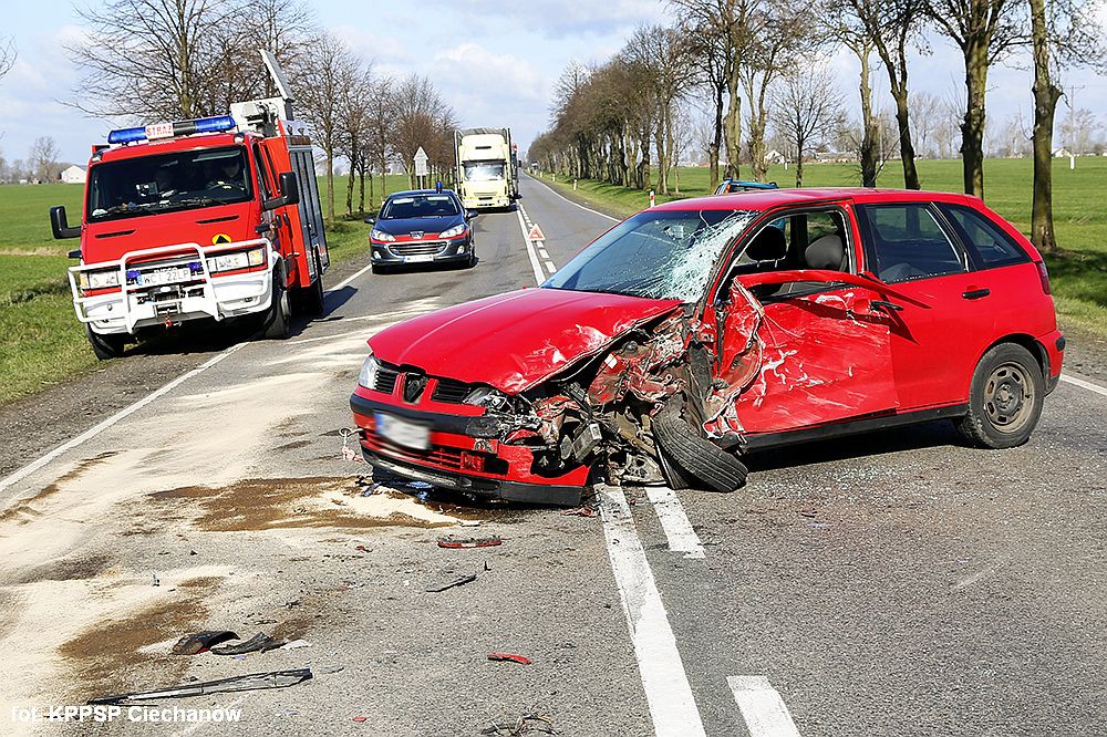 Zderzenie Tira z holowanym Seatem. Jedna osoba została ranna (zdjęcia)
