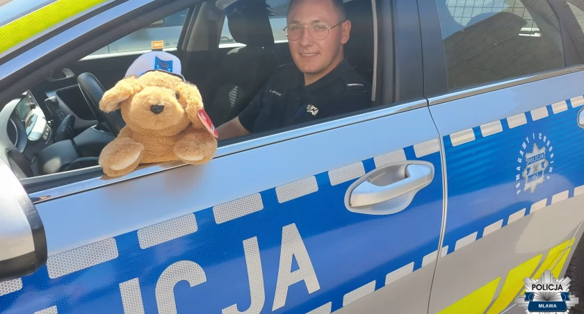 Policjant eskortował rodzącą kobietę. Droga była zablokowana z powodu wypadku