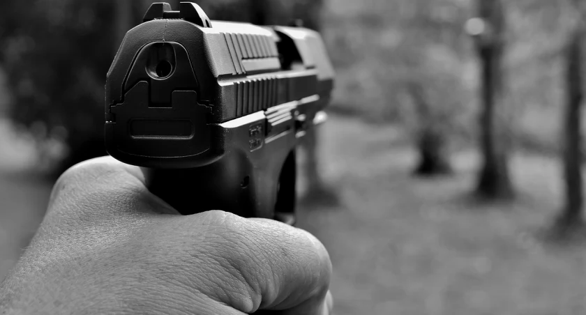 Podejrzany o postrzelenie mężczyzny w rękach policjantów z Ciechanowa. Grozi mu do 20 lat więzienia