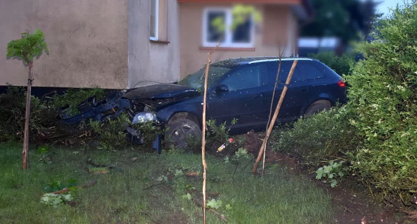 Staranował ogrodzenie i uderzył w ścianę domu [zdjęcia]
