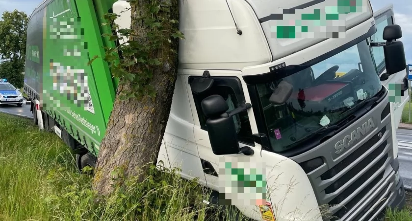 Stracił panowanie na śliskiej nawierzchni, uderzył w drzewo