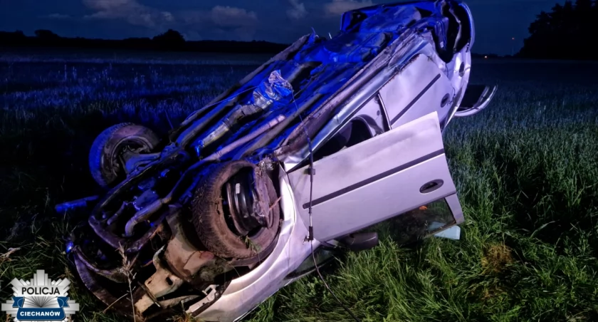 Dachowanie pod Ciechanowem. Kierowca był pijany, pasażer trafił do szpitala [zdjęcia]