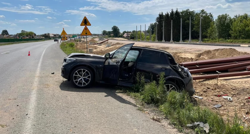 Groźne zdarzenie na krajówce. BMW wypadło z drogi [zdjęcia]