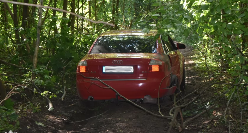 Pijany spowodował kolizję i uciekł. Auto porzucił w lesie