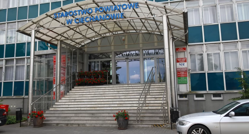 Zarząd Powiatu Ciechanowskiego i szefowie podległych jednostek ujawnili zarobki