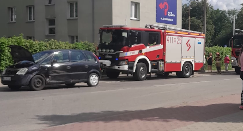 Zderzenie osobówek w Ciechanowie. Dwóch mężczyzn uciekło z miejsca zdarzenia