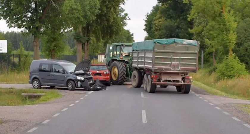 Cztery młode osoby ranne w wypadku w powiecie ciechanowskim. Zderzyły się trzy pojazdy