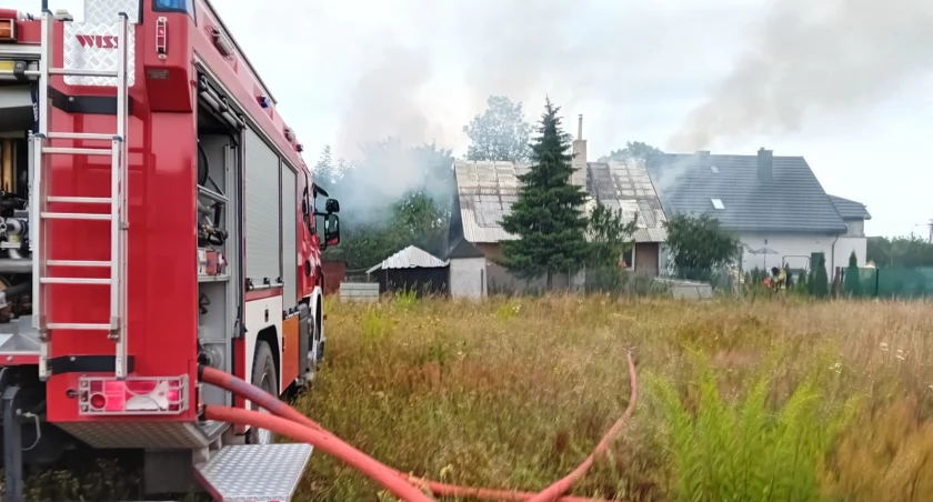 Pożar w Sońsku. Dom był całkowicie objęty ogniem, poparzonego mężczyznę zabrał śmigłowiec [zdjęcia]