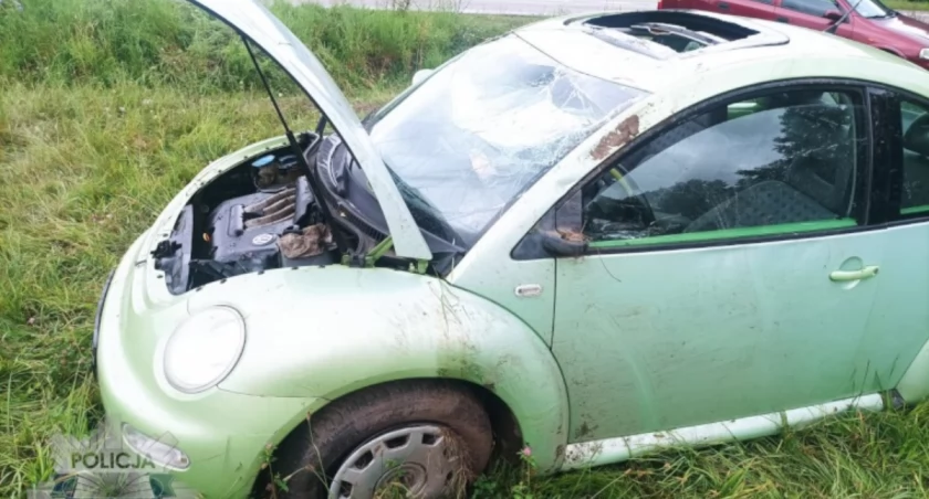 Dachował volkswagen. Za kierownicą 22-latka [zdjęcia]