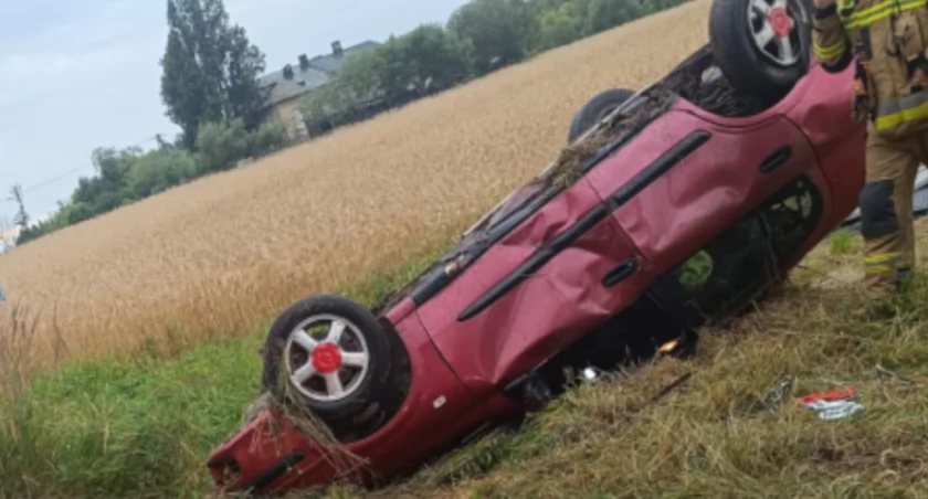 Wśród pasażerów było dwoje dzieci. Dachował po wyjściu z łuku