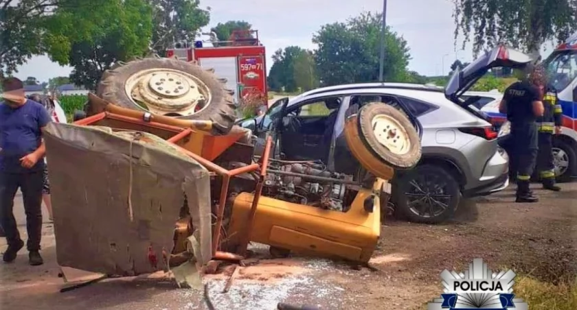 Z ostatniej chwili: Poważny wypadek. Ciągnik zderzył się z lexusem [zdjęcia]