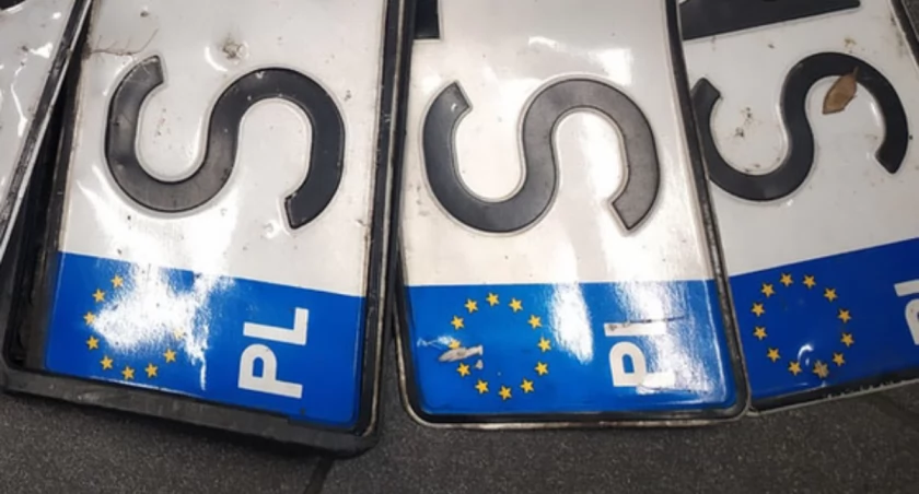 Przełożył tablice, złamał zakazy. Ciechanowianin odpowie za przestępstwa