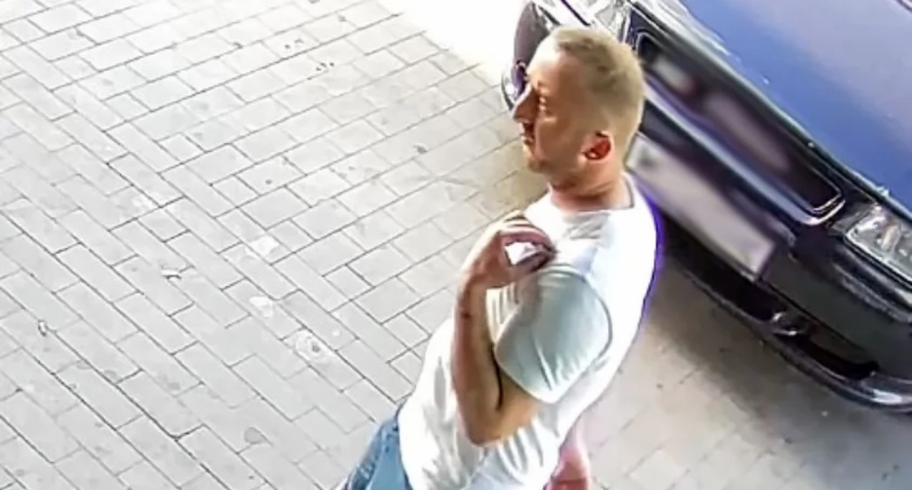 Wandal zdewastował domofon. Szuka go policja [wideo]