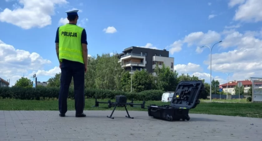 Policja, straż miejska i dron. Działania na ul. Armii Krajowej w Ciechanowie