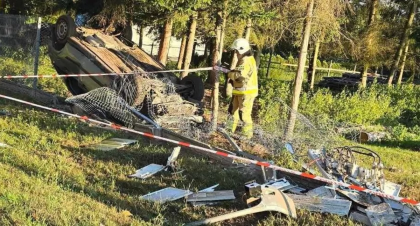 Dachował i staranował ogrodzenie w gminie Sońsk [zdjęcia]