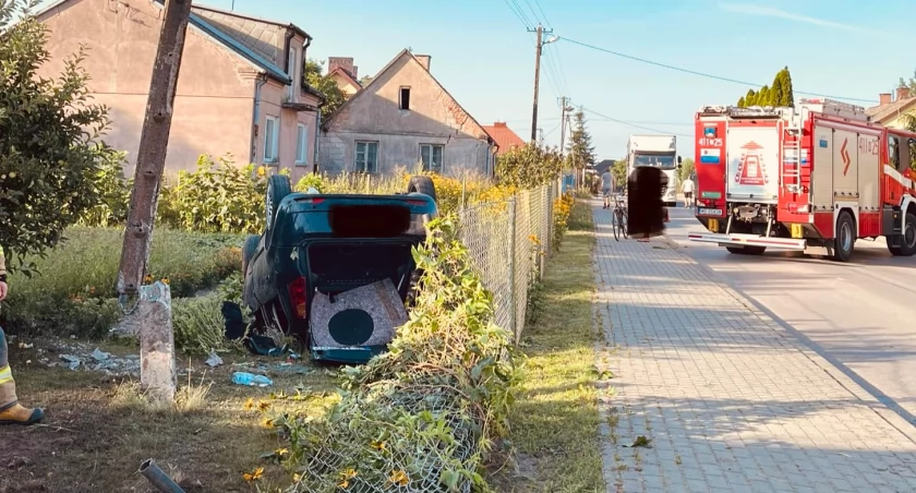 Pod Ciechanowem mogło dojść do tragedii. Fiat dachował i uderzył w słup, kierował nim 15-latek