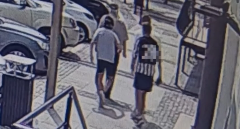 Zuchwała kradzież w środku dnia na chodniku. Trzech nieletnich w rękach policji