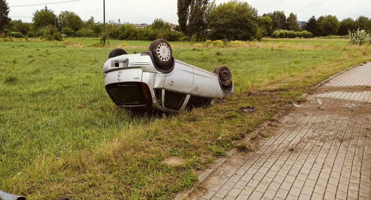 Groźnie na pętli miejskiej w Ciechanowie. Uderzyła w krawężnik i dachowała