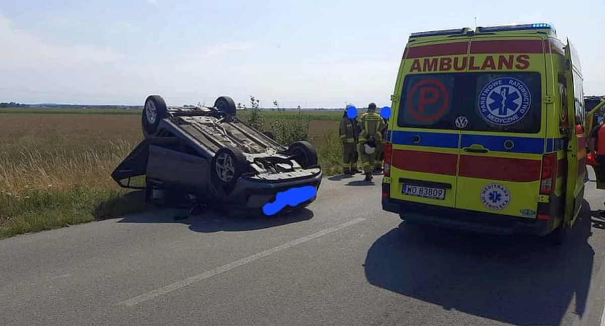 Wyprzedzała ciągnik, jej auto dachowało [zdjęcia]