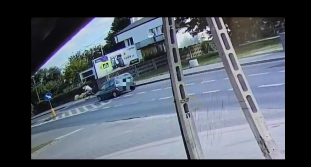 Wjechał rowerem na przejście dla pieszych, uderzył w niego samochód [wideo]