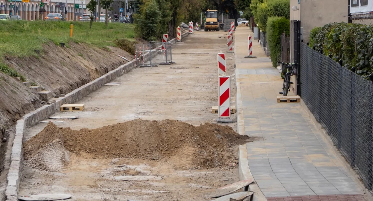 W centrum Ciechanowa modernizują zabytkowy odcinek drogi [zdjęcia]