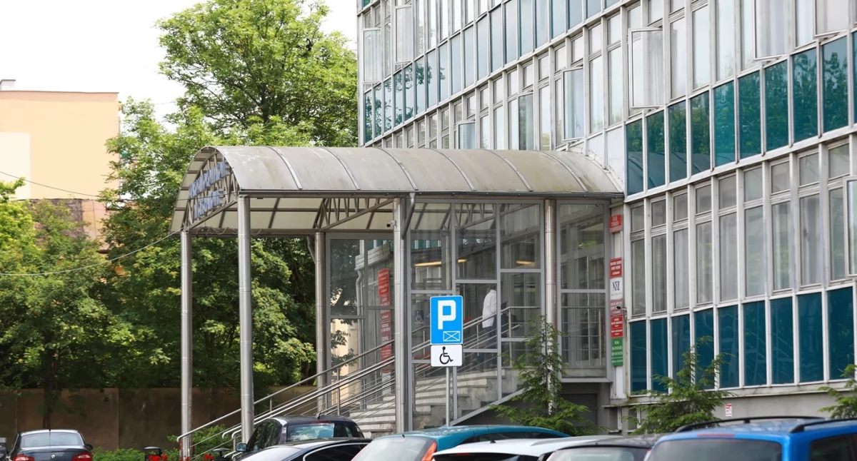 Rozwiązała umowę, wygrała konkurs, ponownie została kierownikiem w starostwie