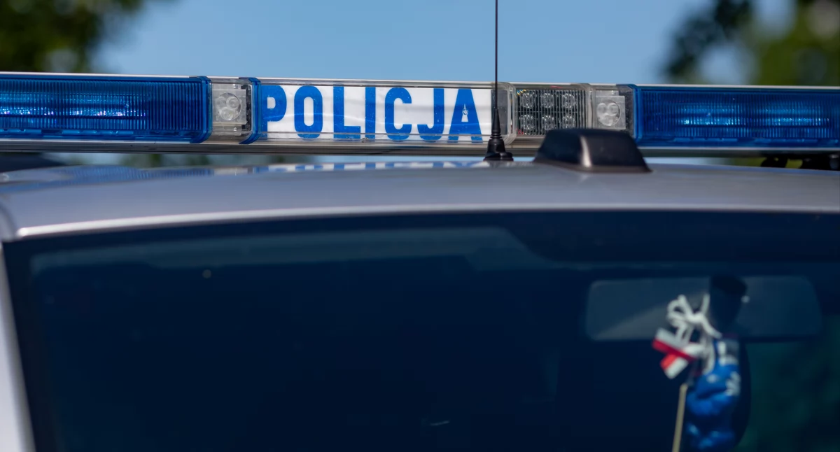 Uderzył w latarnię i uszkodził 2 auta. Miał 3 promile