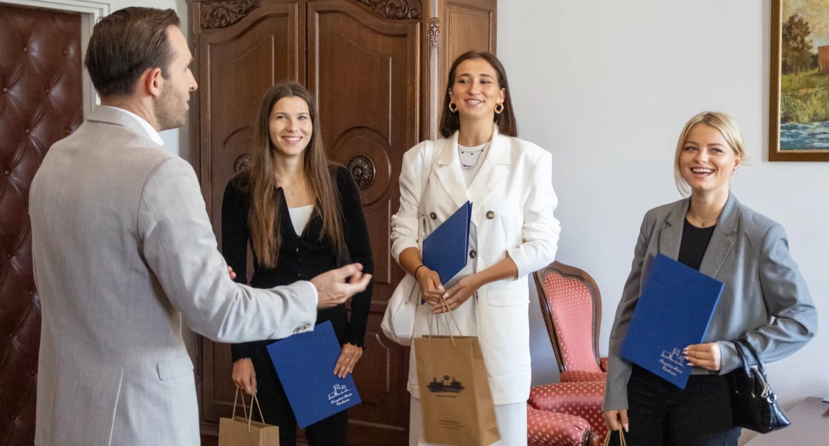 Prezydent Ciechanowa wręczył trzy stypendia