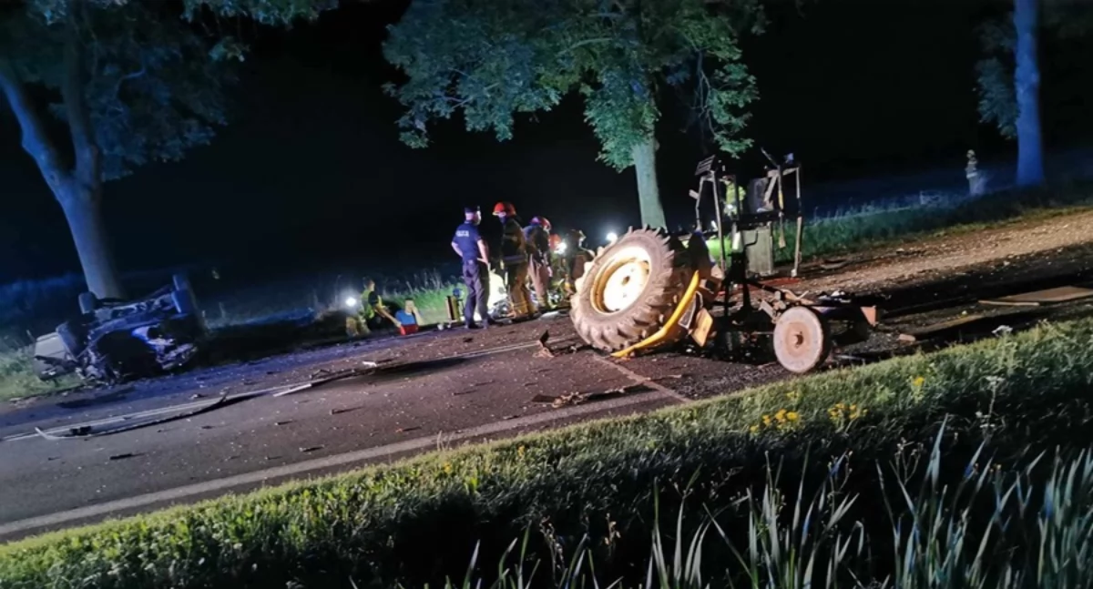 Dwie osoby trafiły do szpitala. Volvo zderzyło się z ciągnikiem
