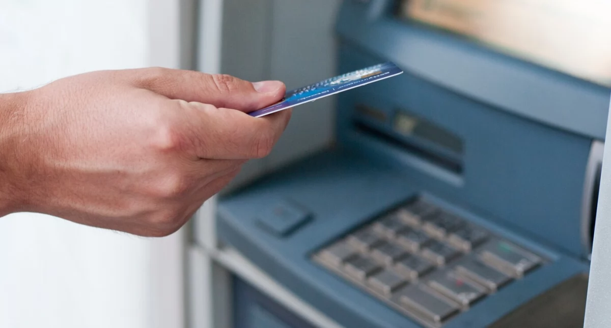 Ukradli pieniądze staruszki przy bankomacie. Już są w rękach policji
