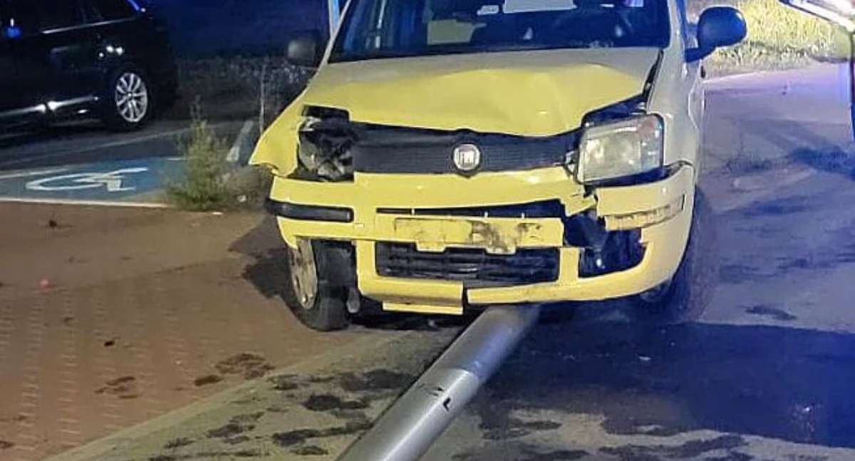 Kierowca staranował słup oświetleniowy