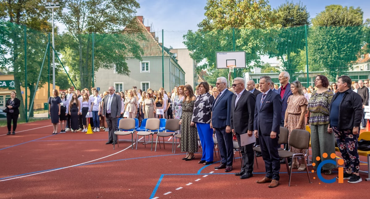 Nowy rok szkolny z nowym boiskiem w ciechanowskiej szkole [zdjęcia]