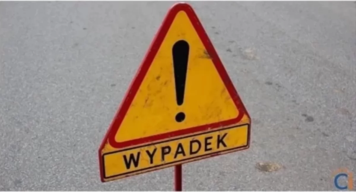 Poranne zderzenie samochodów na skrzyżowaniu w Ciechanowie