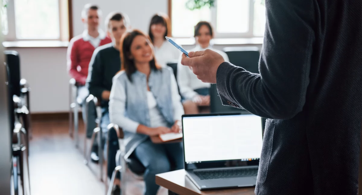 Studia dualne w zakresie prawa i administracji: Jak połączyć teorię z praktyką w trakcie studiów?