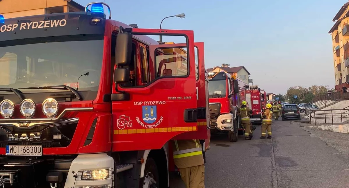 Wybuch i pożar w bloku w Ciechanowie. Jedna osoba jest ciężko ranna, znaleziono 100 litrów paliwa