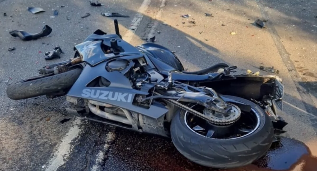 Chciała skrócić sobie drogę? Zderzyła się z motocyklem [zdjęcia]